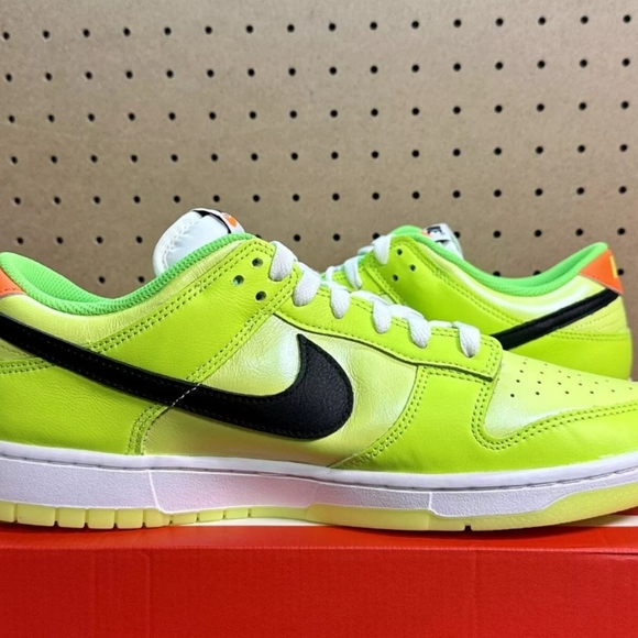 NIKE DUNK LOW SE " SPLASH VOLT GLOW IN DARK" - Picture 7 of 11